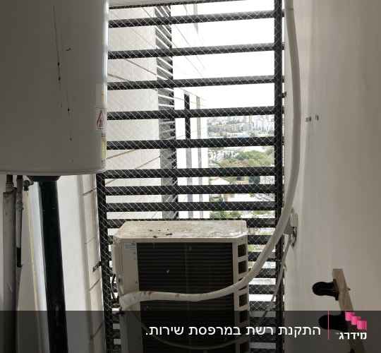רשת מתכת על חלון למניעת כניסת יונים
